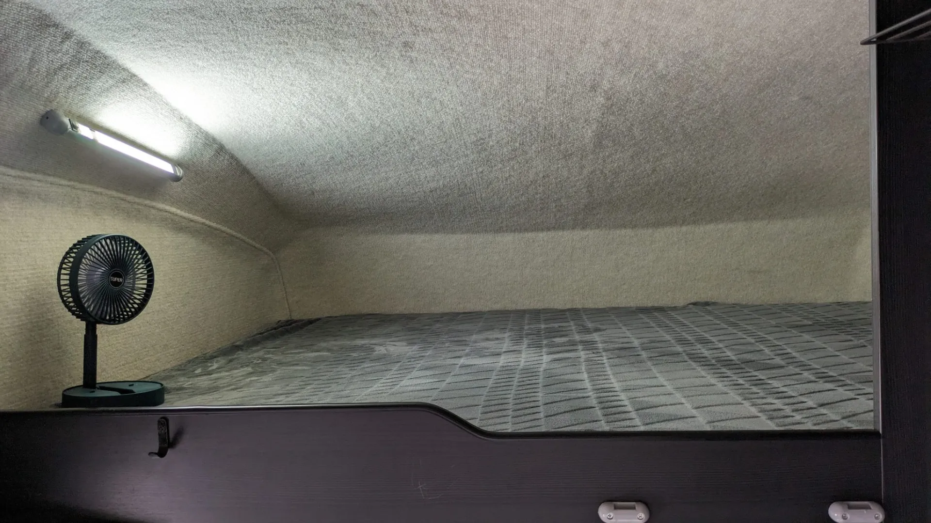 広々バンクヘッド。秘密基地?